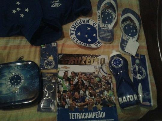 Denner Jonathan exibe os presentes que ganhou nos últimos dias, em Pitangui e BH