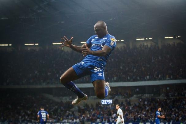 Depois de sofrer com problemas nos joelhos, o atacante Sassá se recuperou na reta final da temporada. Com sua imposição física característica, teve participação importante em jogos decisivos para o Cruzeiro. O camisa 99 disputou 27 jogos, marcou sete gols e deu uma assistência. Deverá seguir no clube em 2019 para disputar uma vaga com Fred no comando do ataque.