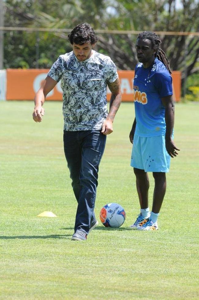 Negociado com o Guangzhou Evergrande, da China, meia-atacante se despediu dos companheiros