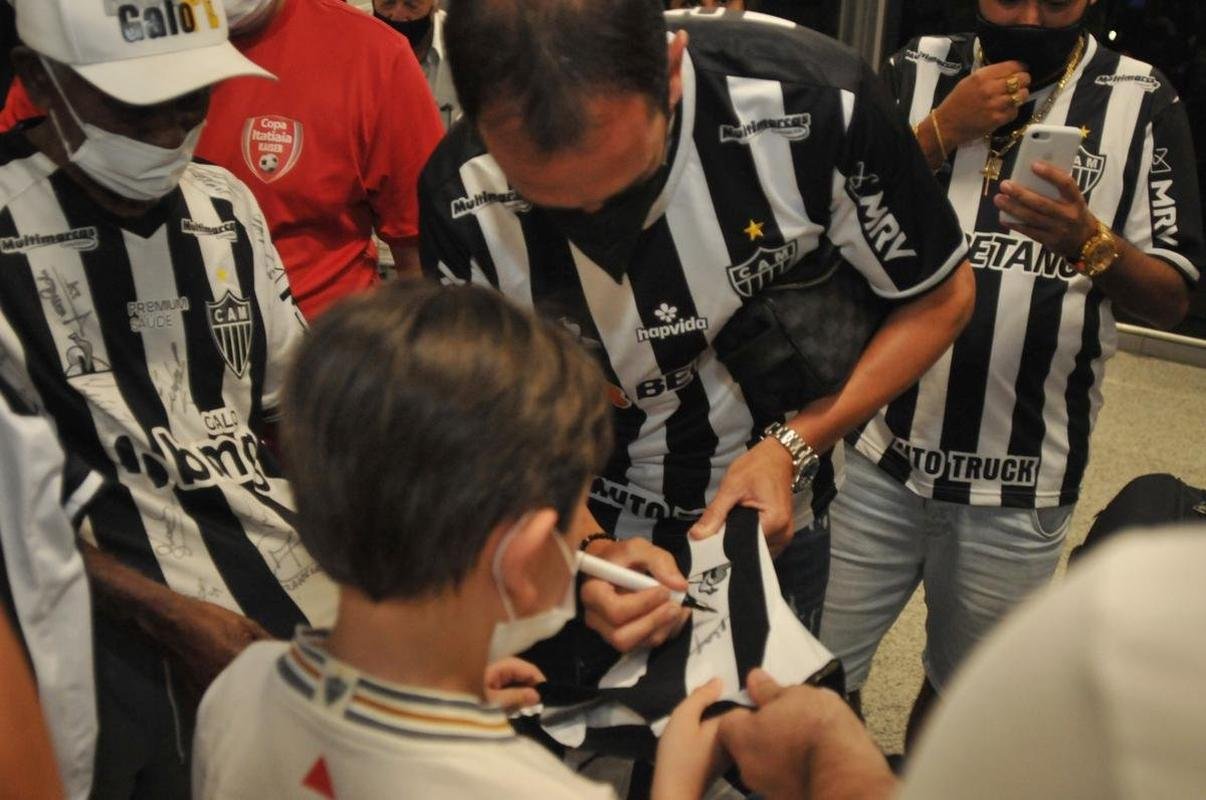 Novo reforo do Atltico, zagueiro uruguaio Diego Godn recebe carinho da torcida no desembarque em Confins