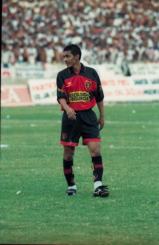 Leonardo veste o uniforme tradicional do clube lançado pela Topper, em 1999. Segunda parceria durou até 2007.