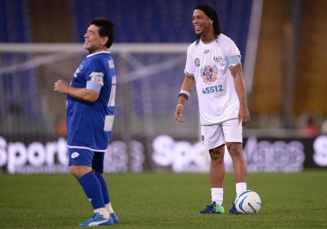 Grandes encontros de Maradona: astro argentino ao lado do brasileiro Ronaldinho Gacho, em 2016, durante jogo beneficente, em Roma