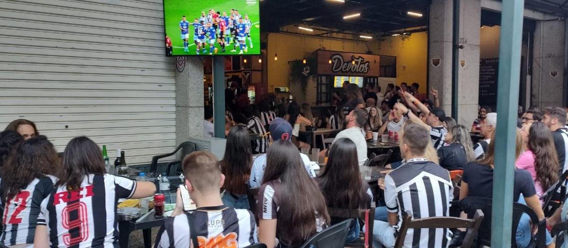 Torcedores do Atltico festejam ttulo em bares de BH