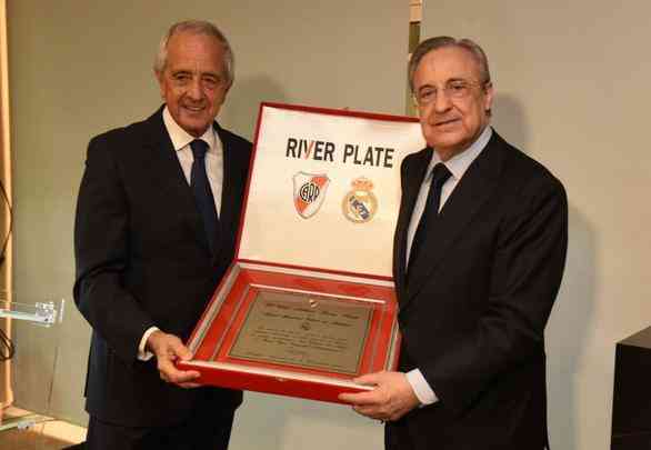 Presidente do River Plate, Rodolfo D'Onofrio, entrega placa ao presidente do Real Madrid, Florentino Prez