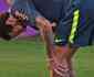 Neymar sente dores no joelho e deixa treino da Seleo Brasileira antes do fim