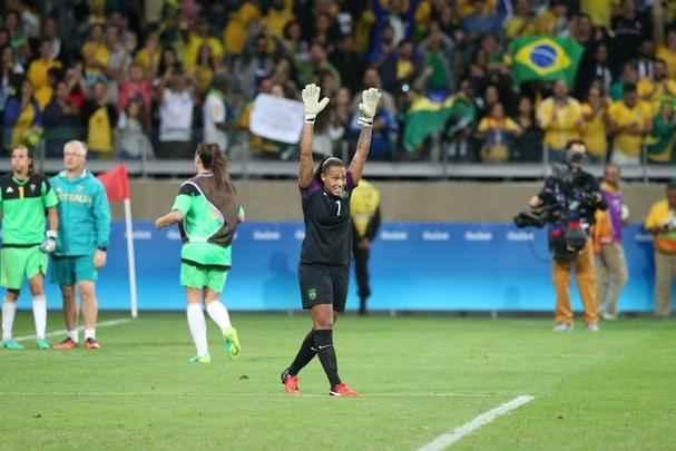 Imagens emocionantes das cobranas de pnaltis no Mineiro e da classificao do Brasil s semifinais do torneio feminino de futebol dos Jogos Olmpicos. Goleira Brbara pegou pnalti e deu vitria  Seleo por 7 a 6 sobre a Austrlia. Com 52 mil pagantes, estdio foi  loucura.