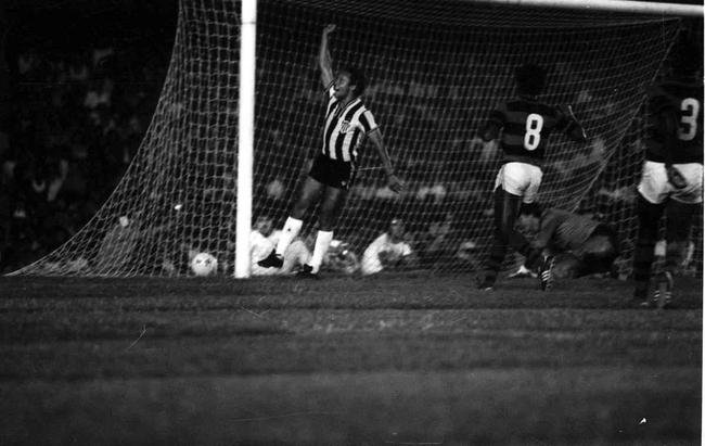 Em 1980, Atltico e Flamengo decidiram o Campeonato Brasileiro. No primeiro jogo, no Mineiro, com mais de 90 mil pessoas, vitria alvinegra por 1 a 0, gol do dolo Reinaldo.