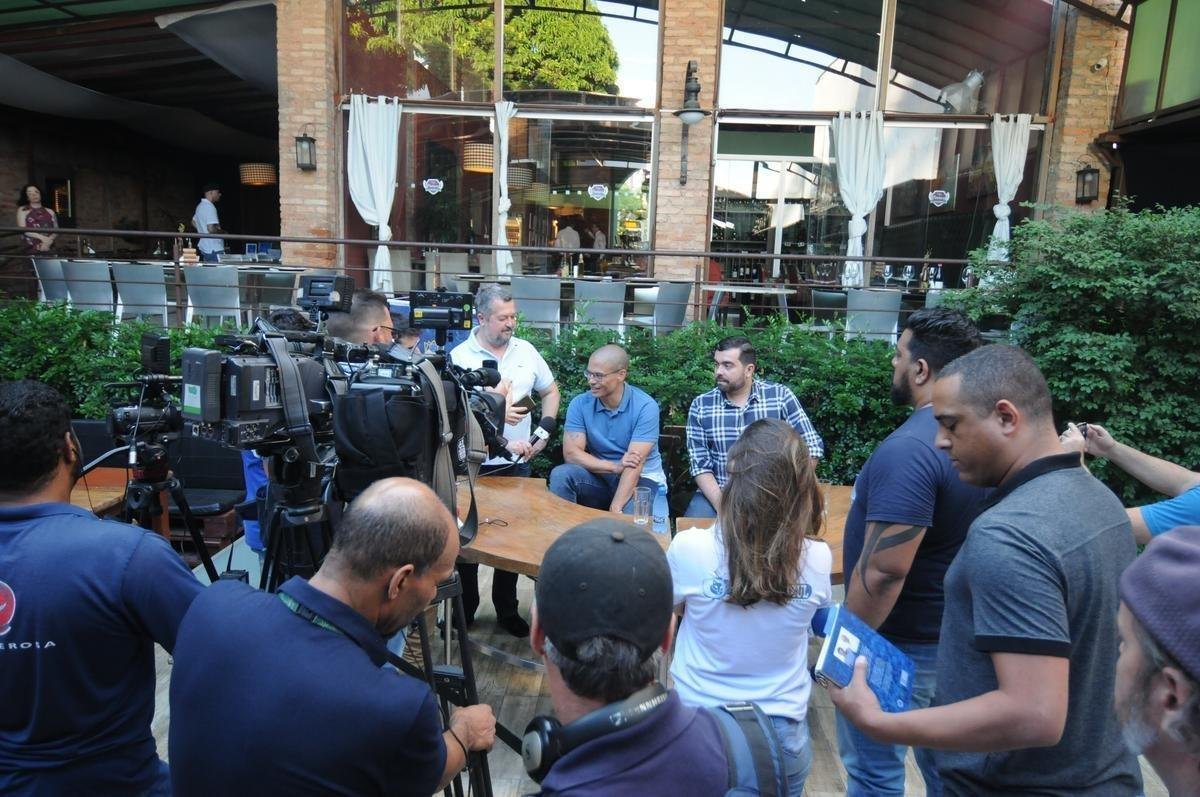 'Quem viveu 2003, ter boas recordaes. Quem no viveu e apenas ouviu as histrias, ter mais uma situao para ler e entender um pouquinho o que houve'. Com essas palavras, Alex convocou os torcedores do Cruzeiro a prestigiarem a obra '2003, a Trplice Histria de um Time Mgico', que conta a histria do elenco que encantou o pas e deu show em trs competies: Campeonato Mineiro, Copa do Brasil e Campeonato Brasileiro. Comercializado por R$ 39,90, o livro de 138 pginas, escrito pelo ex-camisa 10 em parceria com o jornalista Anderson Olivieri, foi lanado na noite desta segunda-feira, na Pizzaria Villa Floriano, Bairro de Santa Efignia, na Regio Leste de Belo Horizonte. Entre vrias personalidades que prestigiaram o evento esto o zagueiro Leo, os ex-jogadores Ricardinho, Augusto Recife, Sandro, Leandro e Ruy e o preparador fsico Antnio Mello.