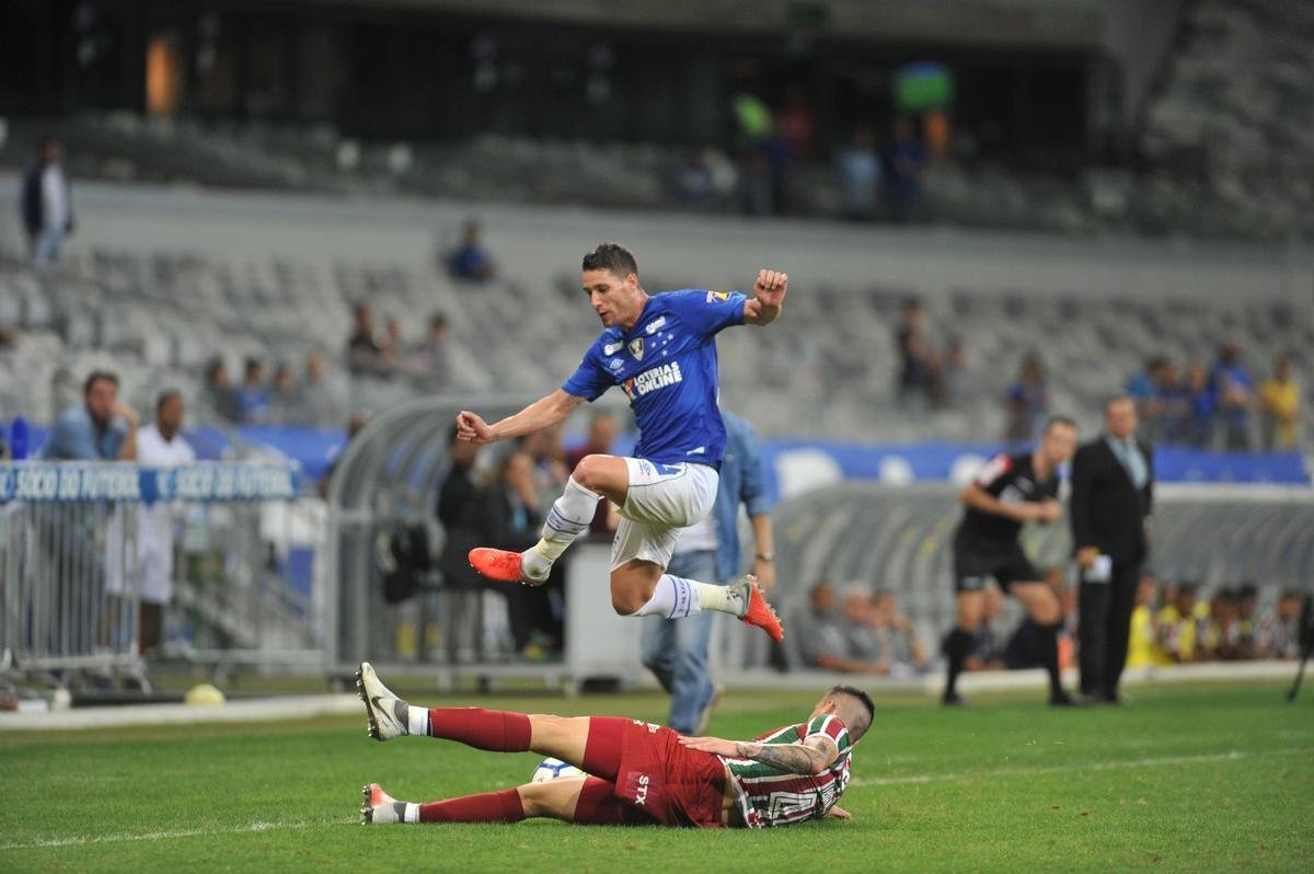 Cruzeiro derrotou Fluminense por 2 a 1, com gols de Raniel e Ayrton Lucas (contra); Henrique, tambm contra, descontou para os cariocas