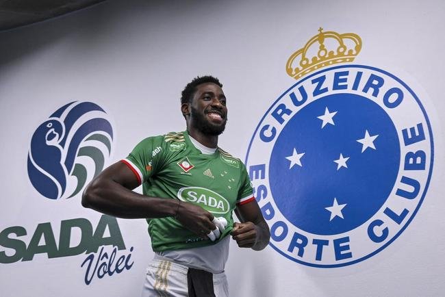 Cruzeiro se garantiu na decis�o do Sul-Americano de V�lei ao bater os argentinos do Policial Voley por 3 sets a 0, neste s�bado (5), no Gin�sio do Riacho, em Contagem. As parciais foram de 25/20, 29/27 e 25/16