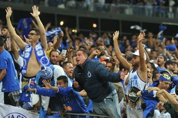 Torcedores do Cruzeiro lotam as arquibancadas do Mineiro para acompanhar a partida vlida pelas quartas de final da Copa do Brasil