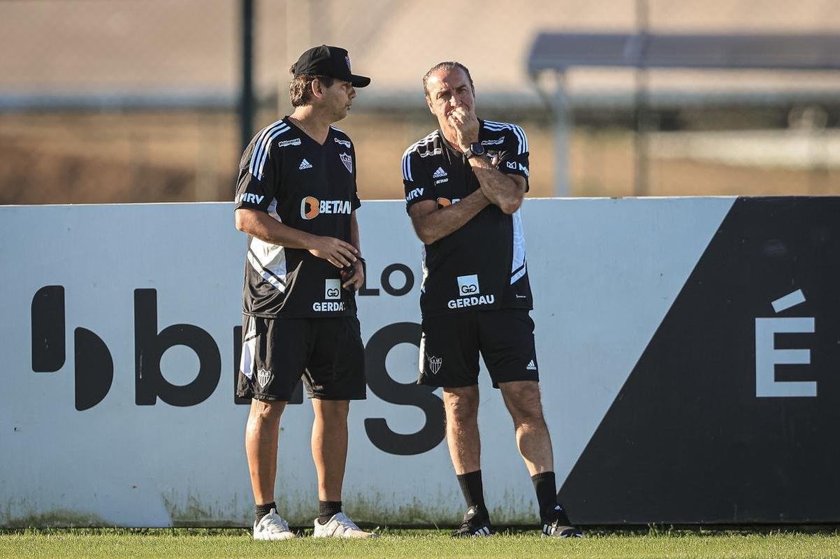 Nesta tera-feira (26), Cuca foi apresentado como treinador do Atltico - pela terceira vez na carreira. Primeiro, foi saudado pelo diretor de futebol Rodrigo Caetano e concedeu entrevista coletiva na sala de imprensa da Cidade do Galo. Depois, comandou o primeiro treino com o elenco no CT, j pensando no confronto contra o Internacional, pelo Campeonato Brasileiro.