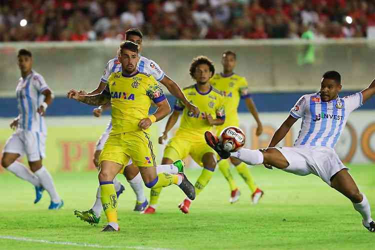 Du Queiroz com o domínio da bola em jogo contra o Flamengo