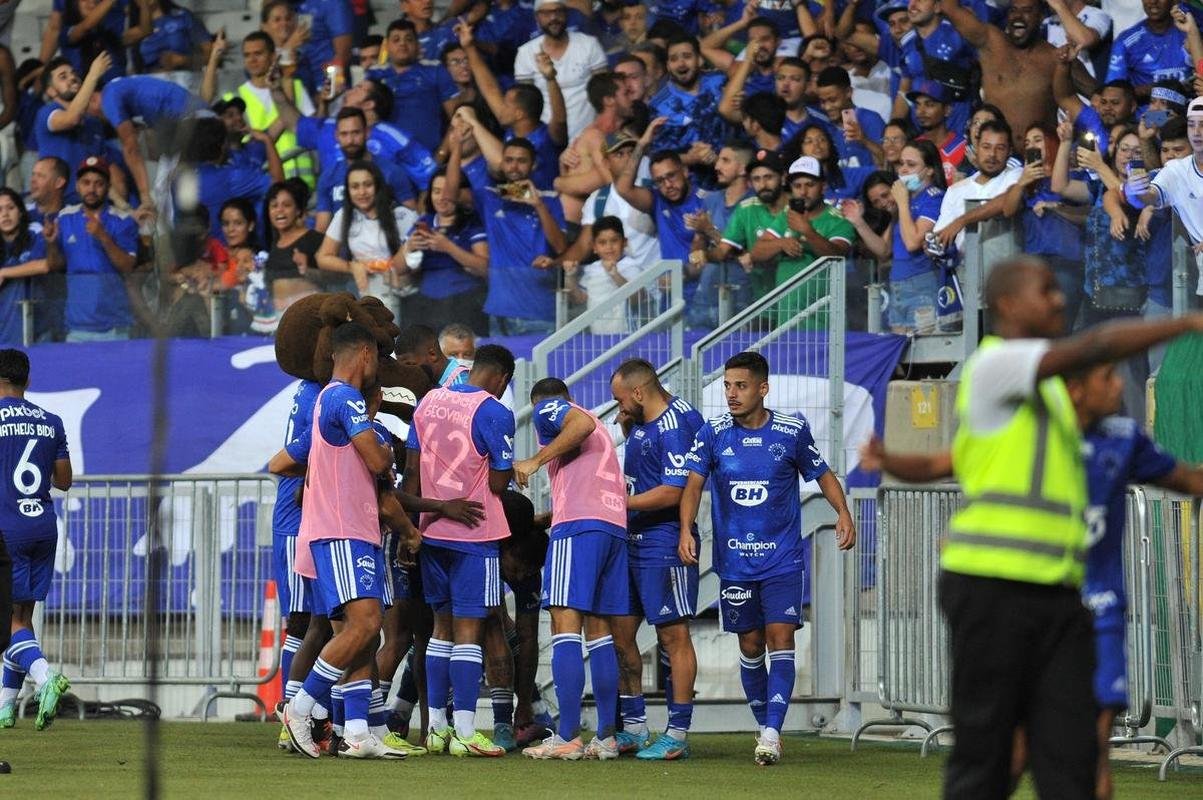 Edu marca gol da vit�ria do Cruzeiro sobre o Brusque, no Mineir�o, pela segunda rodada da S�rie B; veja as imagens da festa da torcida