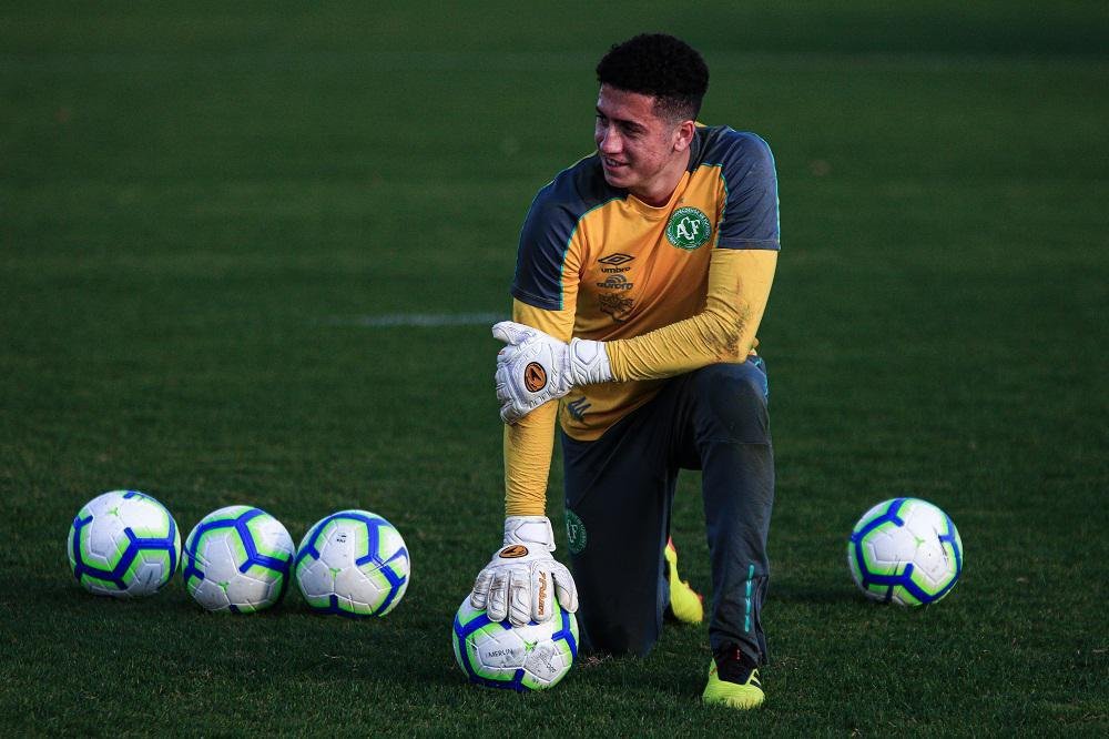 8 Chapecoense - no topo dos mais valiosos est o goleiro Tiepo, de 22 anos. Seu preo no mercado  de 800 mil euros (R$ 4,86 milhes). J o time completo est na casa de 8,3 milhes de euros (R$ 50,4 milhes). Dez jogadores no foram avaliados pelo Transfermarkt.
