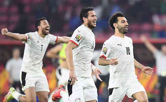 Mohamed Salah puxa comemorao do Egito aps derrotar Camares nos pnaltis