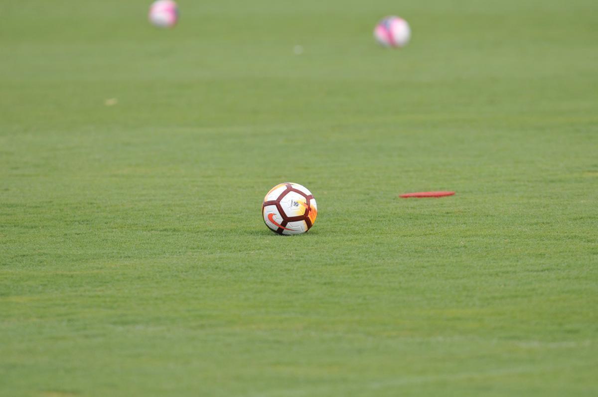 Em atividade na Toca da Raposa II, tcnico Mano Menezes mostrou provvel escalao do Cruzeiro para o jogo contra o Boa: Rafael; Nonoca, Ded, Digo e Marcelo Hermes; Lucas Romero e Bruno Silva; Rafael Sobis, Thiago Neves e Mancuello; Raniel (fotos: Juarez Rodrigues/EM D.A Press)