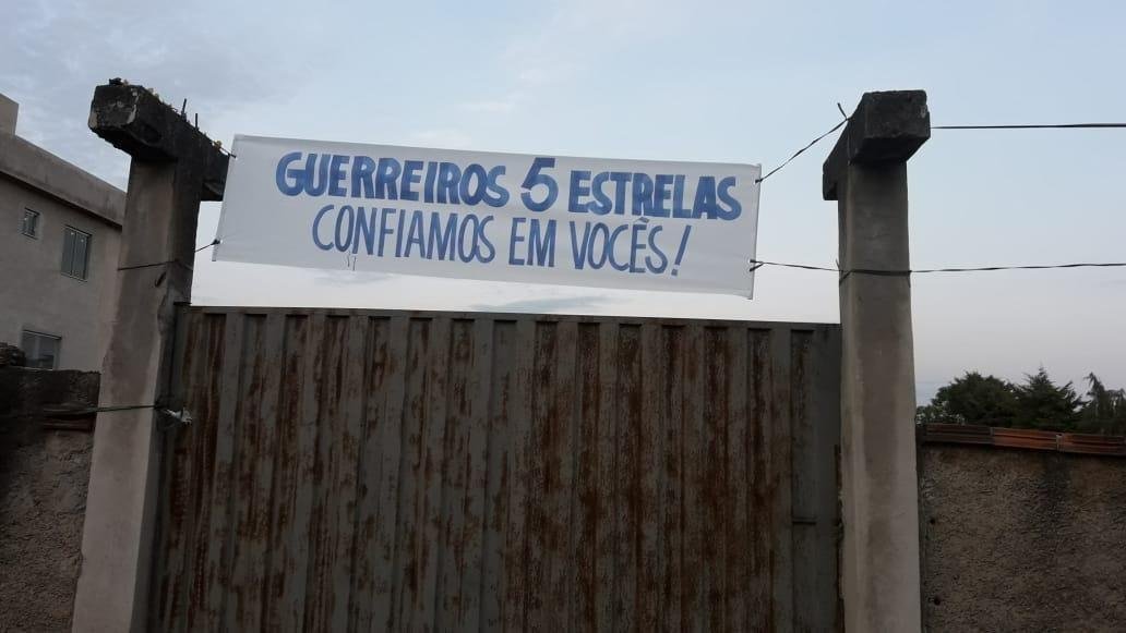 Faixas de apoio ao Cruzeiro so estendidas em Belo Horizonte antes da partida contra o FLuminense