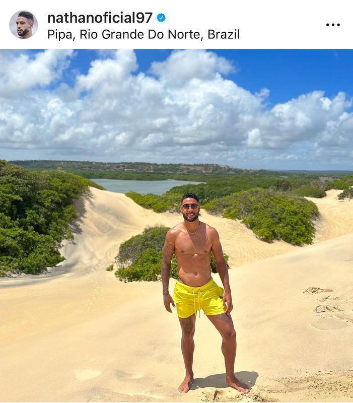 Zagueiro Nathan Silva curte o recesso em Pipa, no Rio Grande do Norte.