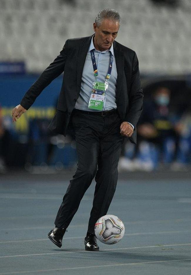 Brasil e Colmbia se enfrentaram no Estdio Nilton Santos, pelo Grupo B da Copa Amrica