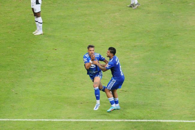 Fotos do segundo gol do Cruzeiro sobre o Sport, no Mineiro, marcado por Daniel Jnior: 2 a 1