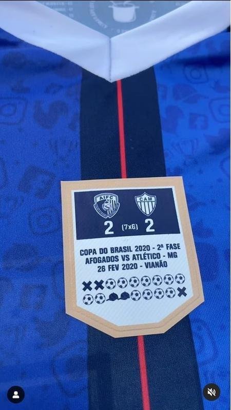 O uniforme tem estampados o placar do jogo, o local e a sequncia dos pnaltis decisivos. H, ainda, bons como referncia s defesas de pnalti de Wallef, heri da partida, que ficou conhecido como 'goleiro de bon'