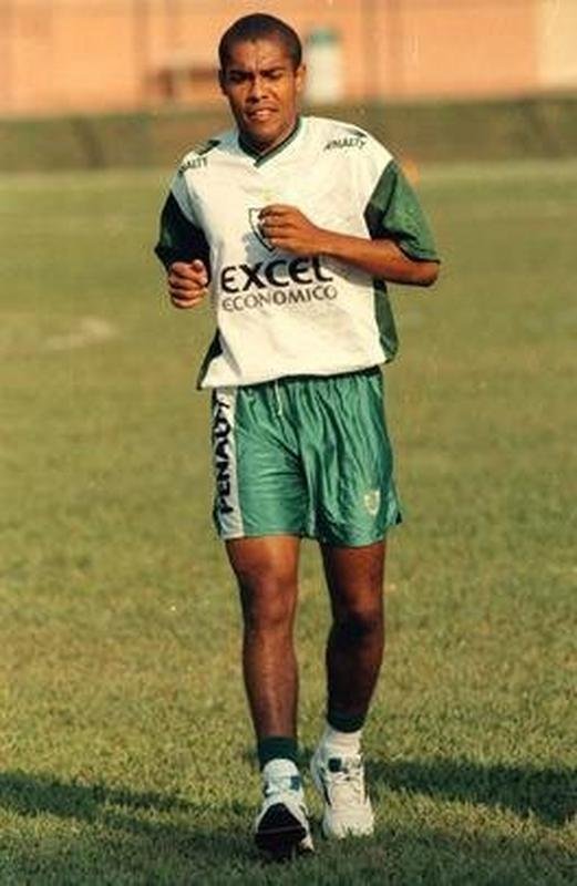 Meia-armador Irnio, revelado pelo Amrica em 1996