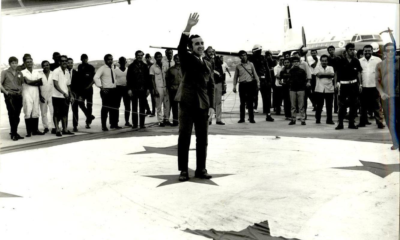 29/01/1970 - Embarque de Tosto, do Cruzeiro, para Houston, nos Estados Unidos, onde faria exames no olho esquerdo s vsperas da Copa do Mundo do Mxico. Craque celeste seria atendido pelo mdico Roberto Abdalla Moura, mineiro de Araguari, que atendia no Hospital Metodista de Houston.