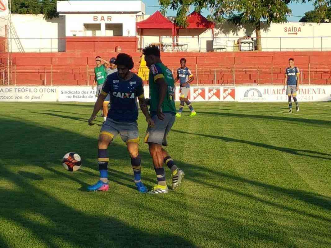Imagens do treino do Cruzeiro no Estdio Nasri Mattar, em Tefilo Otoni (MG), antes de jogo com Amrica-TO