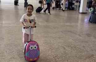 Lateral-direito Mariano publicou foto da filha no aeroporto, prestes a viajar.