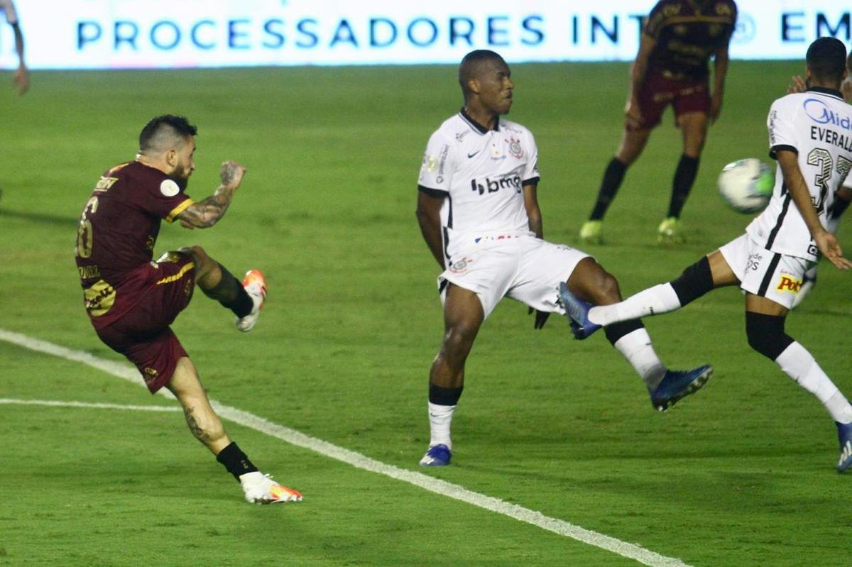 Com gol do zagueiro Maidana, de pênalti, Sport venceu o Corinthians em casa e deu um salto importante na tabela de classificação da Série A.