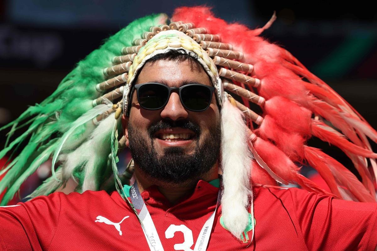 Torcedores de Marrocos e Crocia nas arquibancadas do Estdio Al-Bayt, em Al Khor 