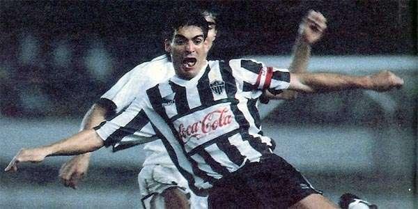 1994 - Memrias no muito boas para o Atltico no ltimo jogo antes da Copa do Mundo dos Estados Unidos. A derrota por 4 a 3 para o Vasco, no Mineiro, eliminou o time nas quartas de final da Copa do Brasil, em 19 de junho. A queda no mata-mata fez com que o clube mineiro optasse por realizar amistosos em sequncia para seguir a preparao. Afinal, depois do revs em casa, a equipe s voltou a disputar uma partida oficial em 14 de agosto - quase um ms depois do tetracampeonato mundial do Brasil. E o resultado no foi l dos melhores. Empate sem gols com a Portuguesa, novamente no Mineiro, pela primeira rodada do Grupo B da fase inicial do Campeonato Brasileiro.