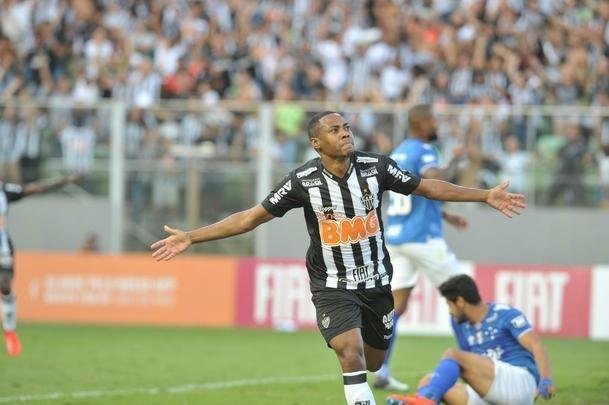Elias, de cabea, abriu o placar para o Atltico aos 29 minutos do primeiro tempo