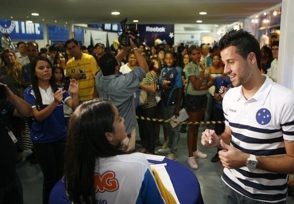 Fbio distribuindo autgrafos na Loja do Cruzeiro, em 2010