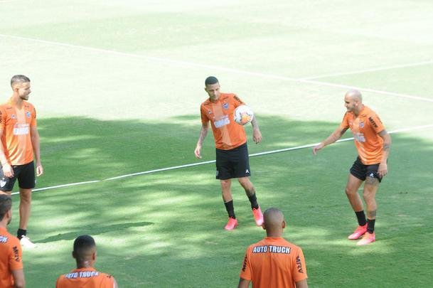 Treino do Atltico nesta segunda-feira, na Cidade do Galo, contou com a volta do meia  Juan Cazares. Direo no chegou a acordo para vend-lo a clube saudita. Tcnico Rafael Dudamel relacionou 23 jogadores para a viagem a Santa Fe, local da estreia na Sul-Americana, quinta-feira, contra o Unin-ARG. Jogador equatoriano ficou fora da lista.