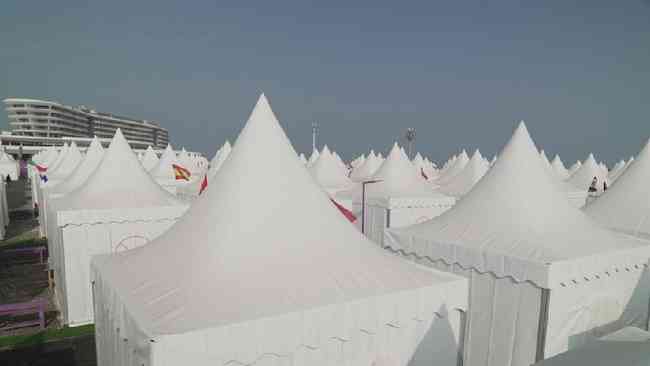 Qetaifan Island Fan Village consiste em 1.800 tendas, cada uma com capacidade para duas pessoas