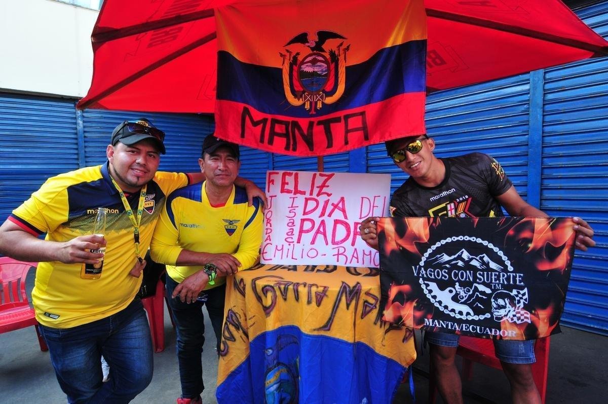 Torcedores nos arredores do Mineiro antes de Uruguai x Equador