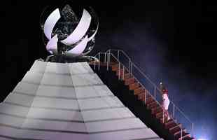 Acendimento da pira olmpica na cerimnia de abertura dos Jogos de Tquio