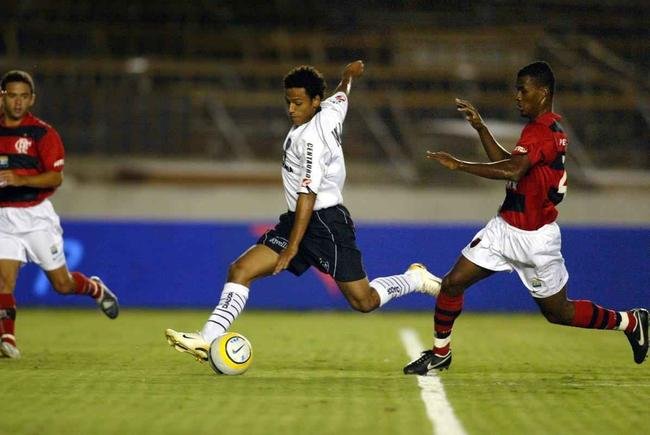 Na Copa do Brasil de 2006, pelas quartas de final, o Flamengo venceu jogo de ida por 4 a 1. Renato marcou dois gols. Jnatas e Obina tambm deixaram suas marcas. Para o Galo, Marinho balanou as redes. No jogo da volta, empate sem gols no Mineiro e classificao dos cariocas.