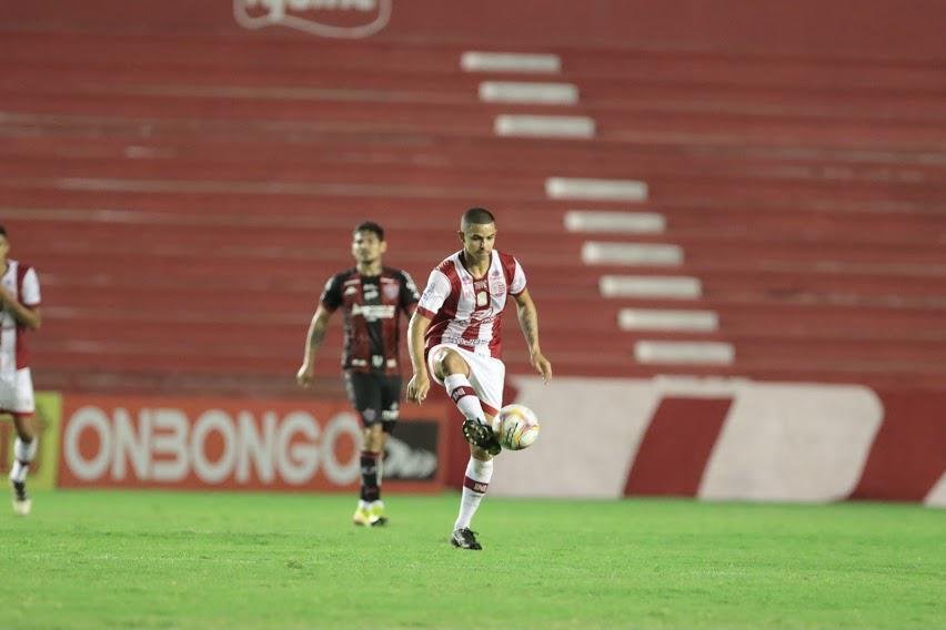 Nutico pressiona na segunda etapa, mas no consegue marcar gol em casa e fica no 0 a 0 com o Vitria. Alvirrubros ao menos impediram crescimento de sequncias de derrotas diante de rival direto na briga contra o rebaixamento