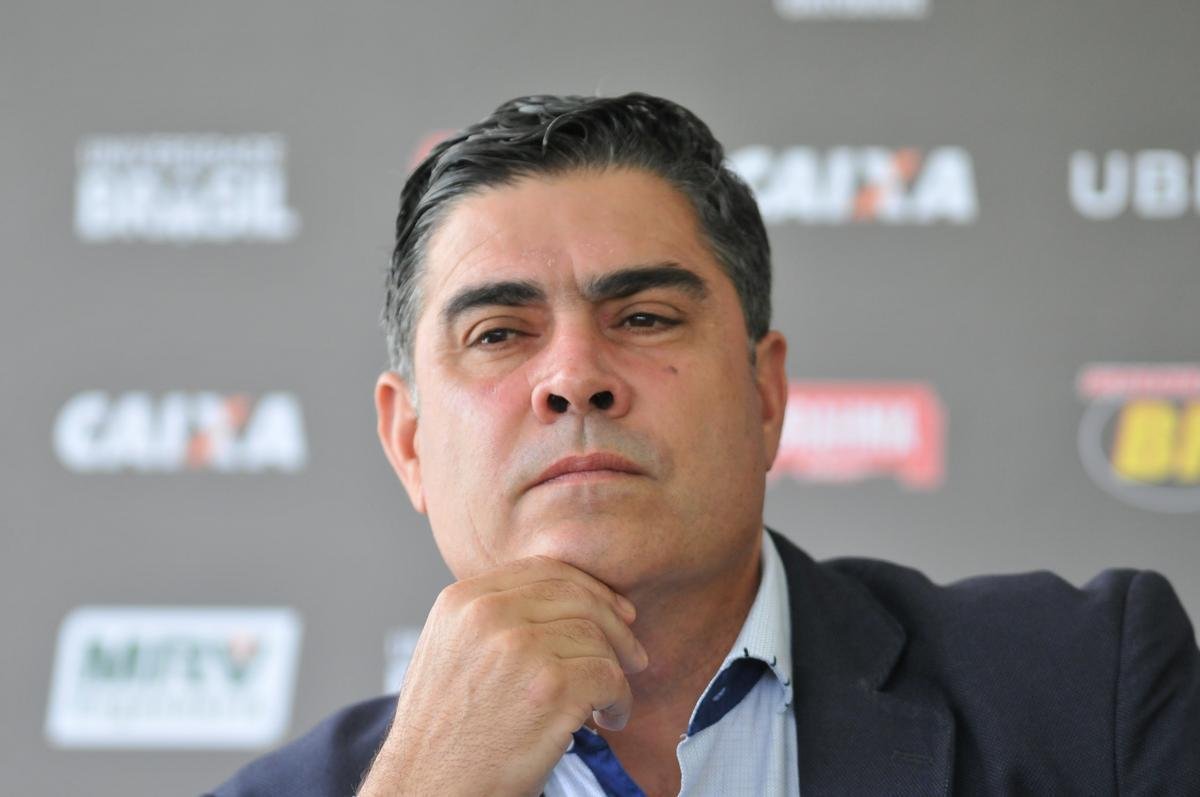 Manh desta sexta-feira foi agitada no Atltico com demisso de Oswaldo e coletiva do presidente