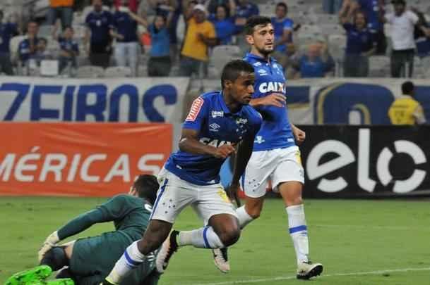 Veja imagens de Cruzeiro x Figueirense, que fizeram jogo movimentado no Mineiro