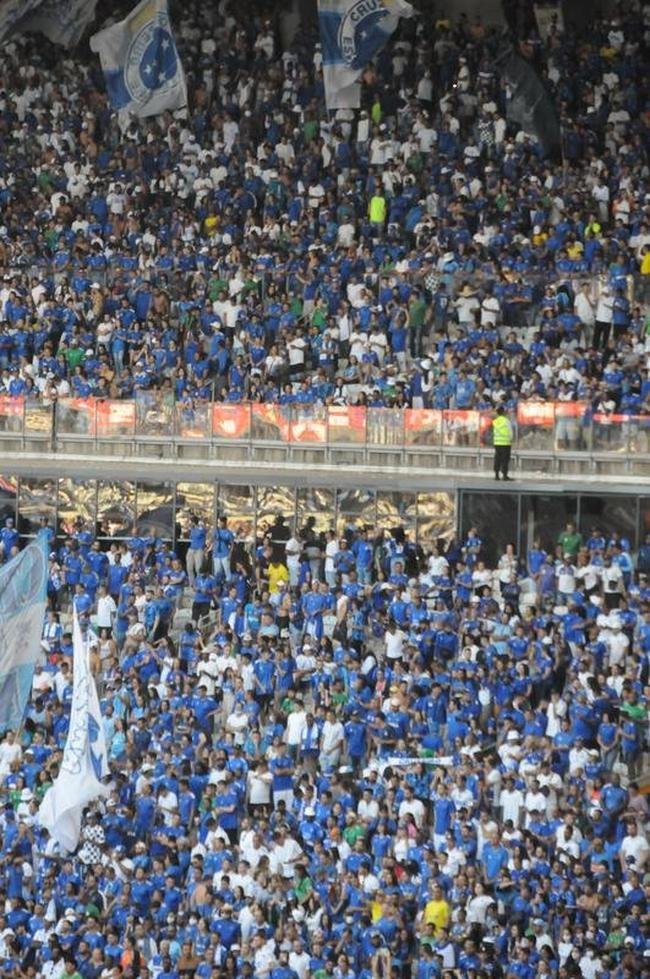 Fotos da torcida do Cruzeiro, no Mineiro, na partida contra a Ponte Preta pela 13 rodada da Srie B do Campeonato Brasileiro. Mineiro recebeu grande pblico mais uma vez
