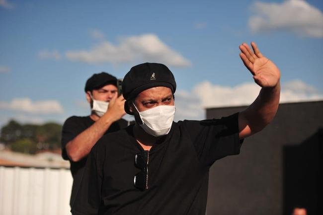 Fotos da visita do dolo atleticano Ronaldinho Gacho s obras de construo da Arena MRV, estdio do Atltico, em Belo Horizonte. Dentro de Centro de Experincias criado pelo clube, ex-craque tirou fotos com dirigentes e funcionrios. Do lado de fora, ele foi vaiado e xingado ao sair por no ter parado para saudar os fs que o aguardavam debaixo de sol forte.