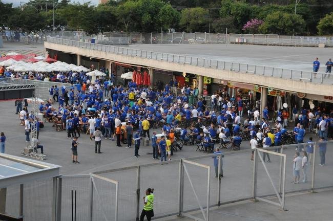 Fotos da chegada da torcida do Cruzeiro ao Mineiro na partida contra o CRB pela Srie B do Brasileiro; longas filas de formaram na esplanada antes da partida