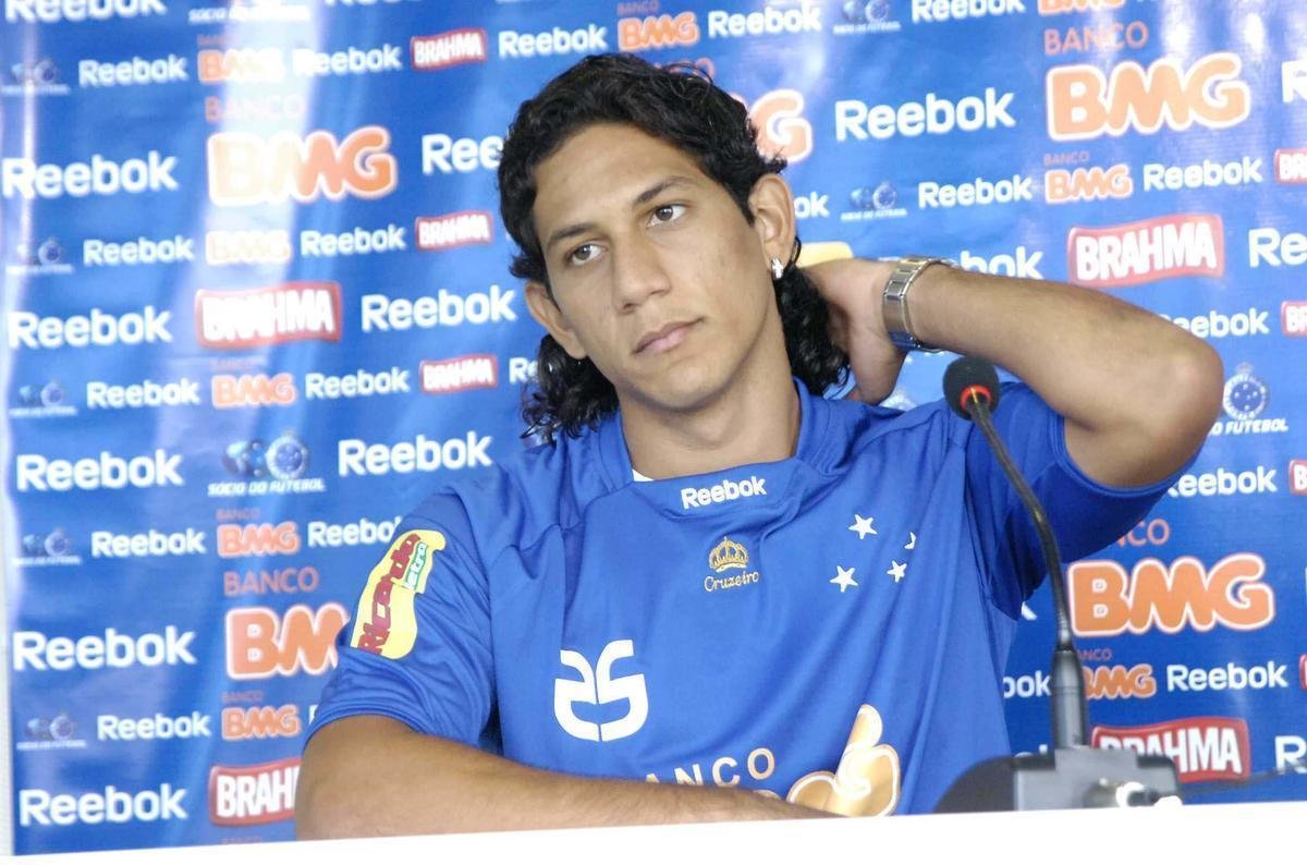 Anderson Lessa (atacante) - Aps fazer sucesso no Nutico, em 2009, Anderson Lessa chegava ao Cruzeiro como 'promessa' no ano seguinte. Mas uma leso no joelho direito colocou em xeque o futuro do jogador na Toca. Ele acabou sendo emprestado a vrias equipes antes de ter o seu contrato encerrado em dezembro de 2012. Com a camisa celeste, Lessa marcou dois gols em quatro jogos. 