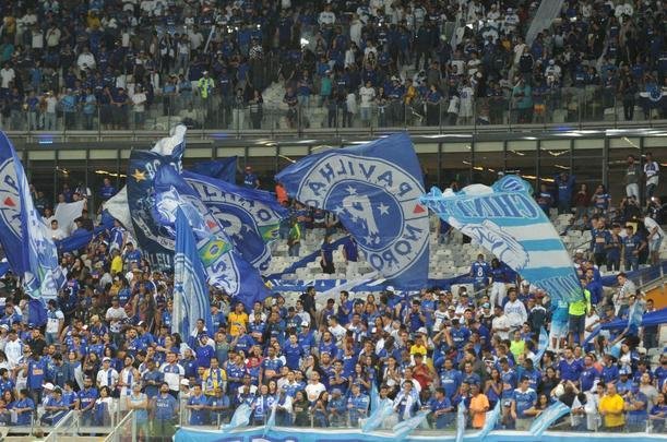 Torcida cruzeirense encarou engarrafamento, chegou atrasada, mas compareceu em bom nmero