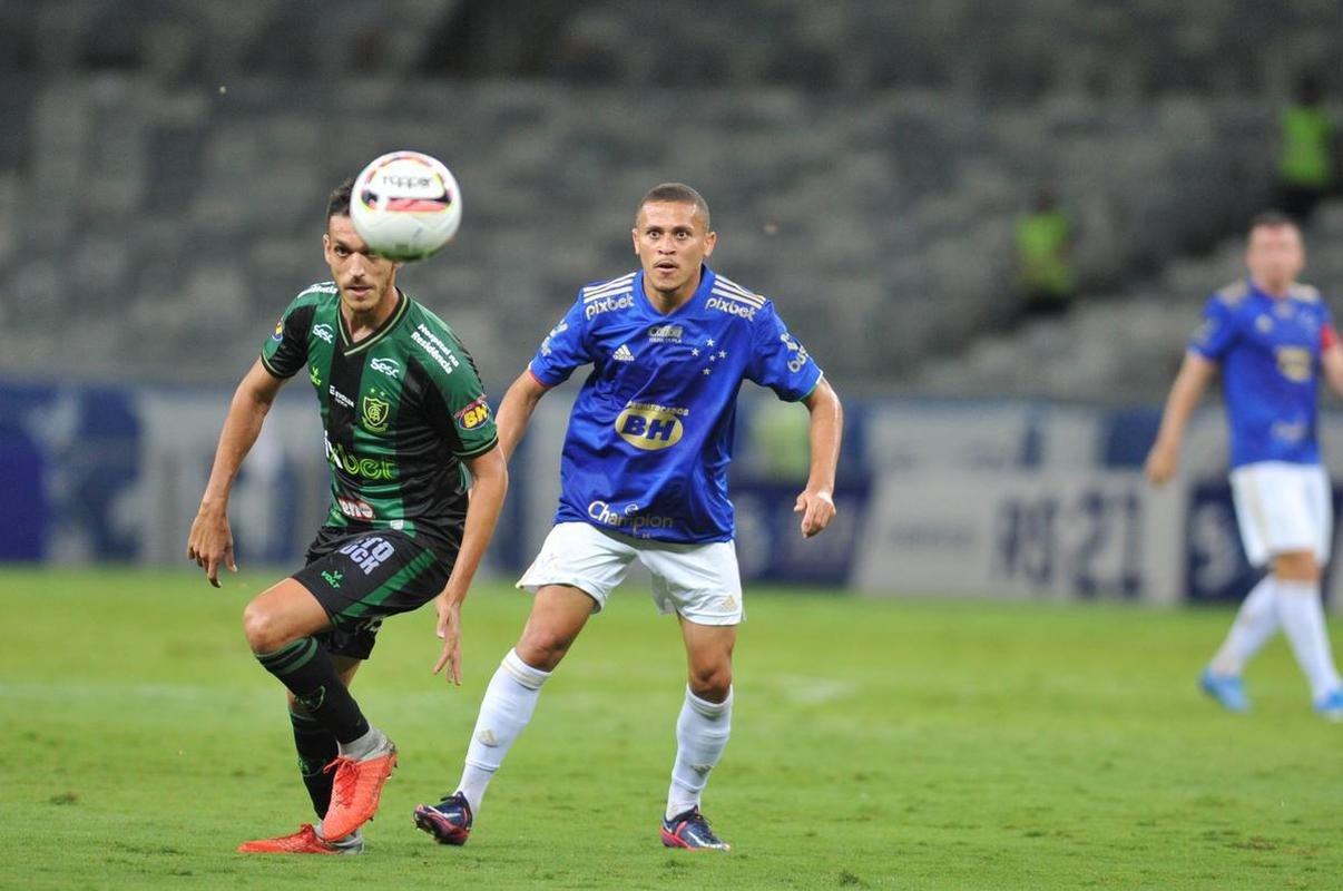 Cruzeiro voltou melhor no segundo tempo, mas n�o conseguiu furar a defesa do Am�rica, que venceu o cl�ssico por 2 a 0
