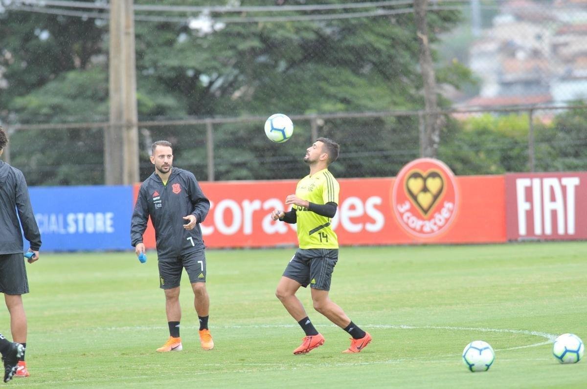 Para treino do Flamengo, Arrascaeta retornou  Toca da Raposa II pela primeira vez aps deixar o Cruzeiro